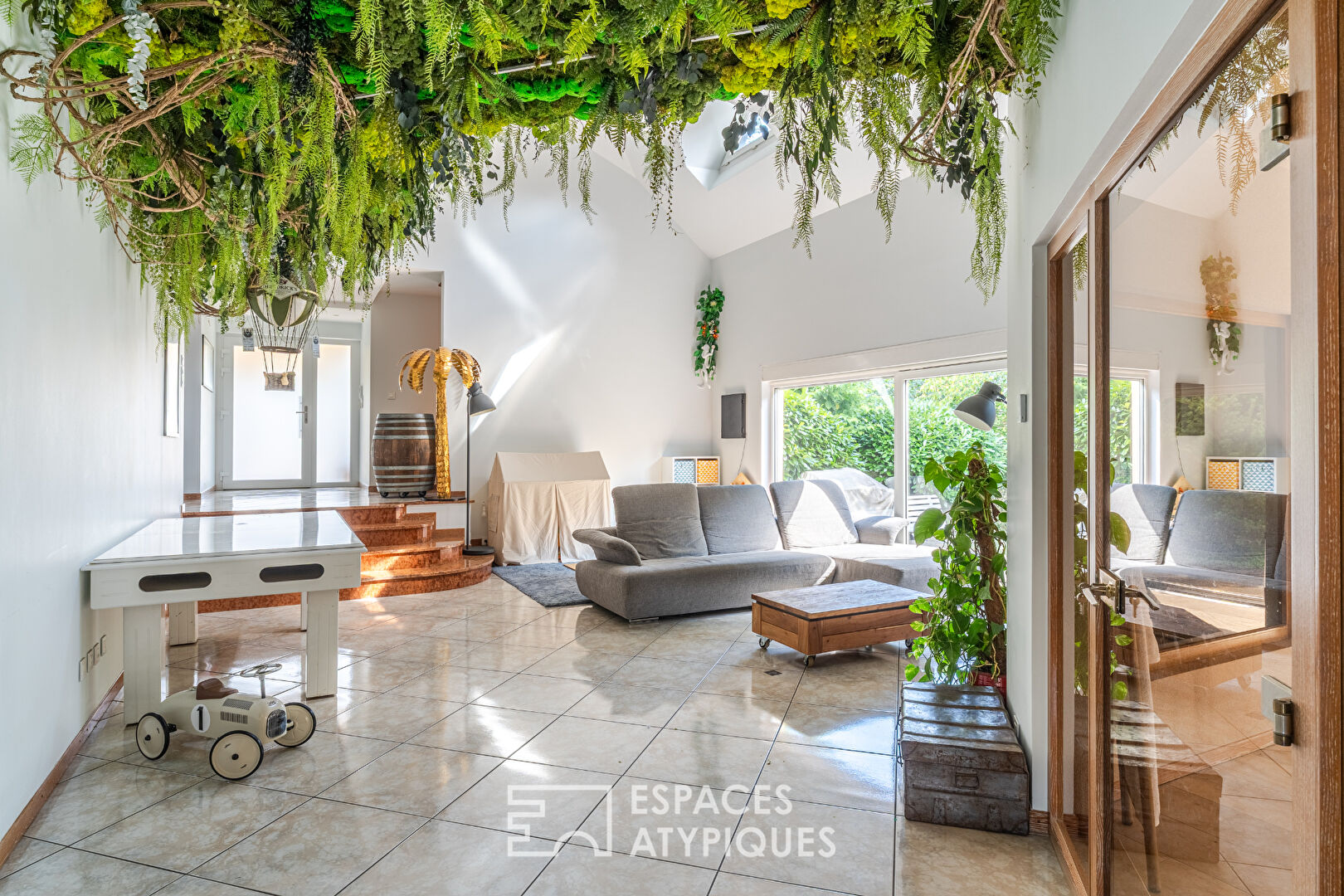 Maison d’architecte avec piscine intérieure et jardin arboré
