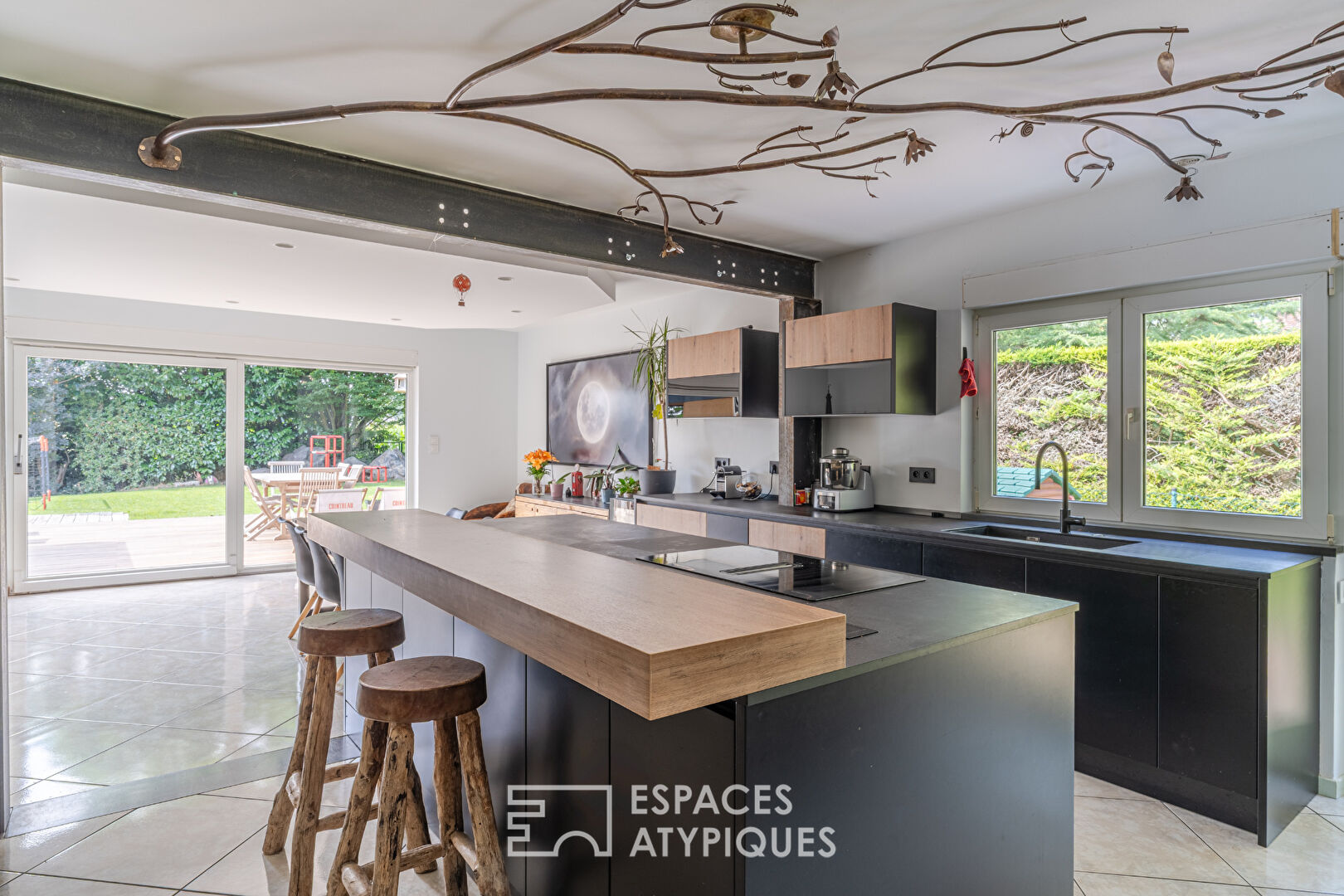 Maison d’architecte avec piscine intérieure et jardin arboré