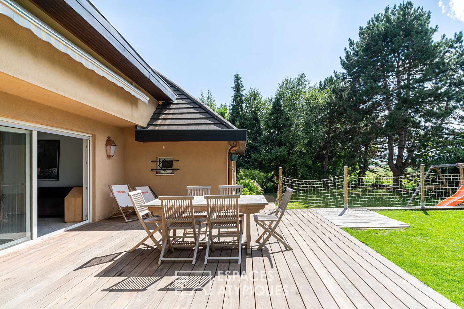 Maison d’architecte avec piscine intérieure et jardin arboré