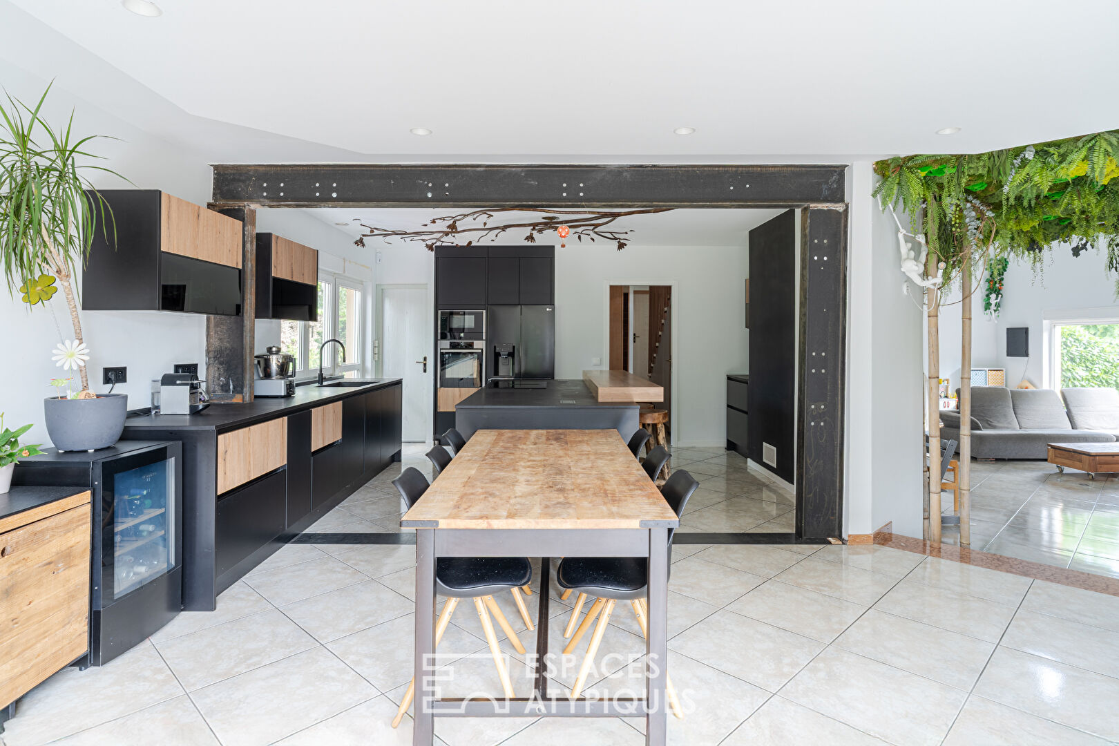 Maison d’architecte avec piscine intérieure et jardin arboré
