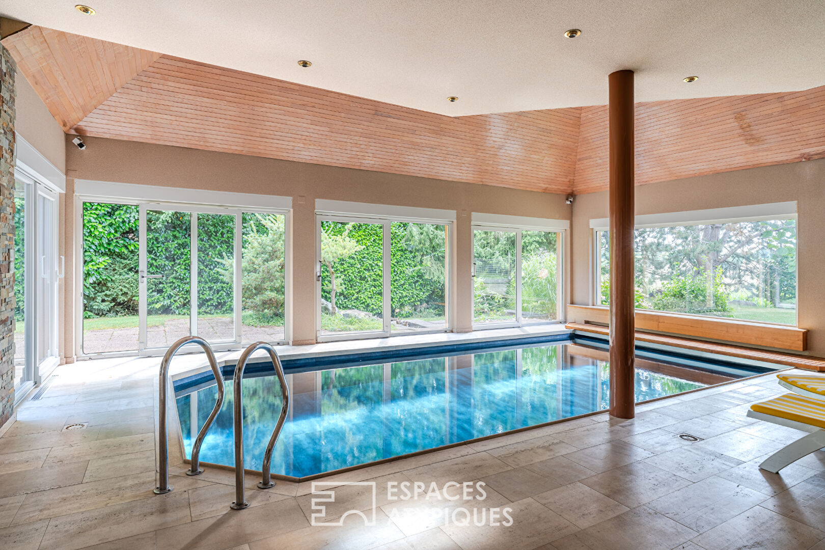 Maison d’architecte avec piscine intérieure et jardin arboré