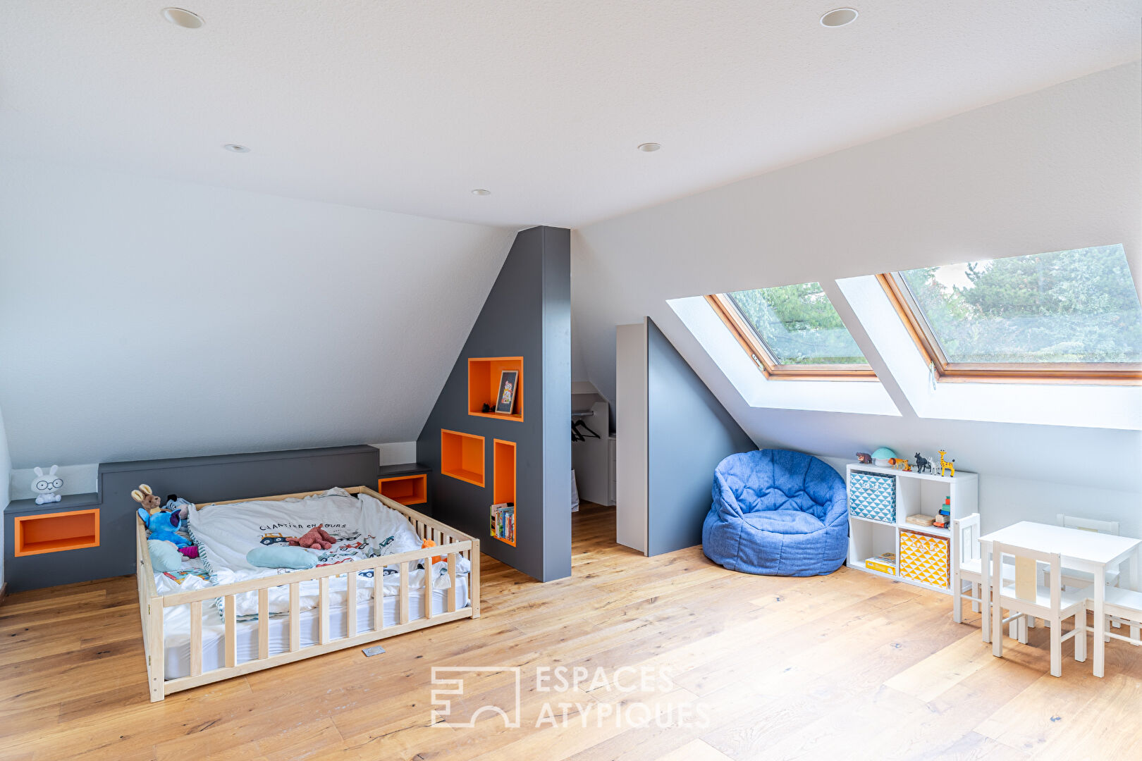 Maison d’architecte avec piscine intérieure et jardin arboré
