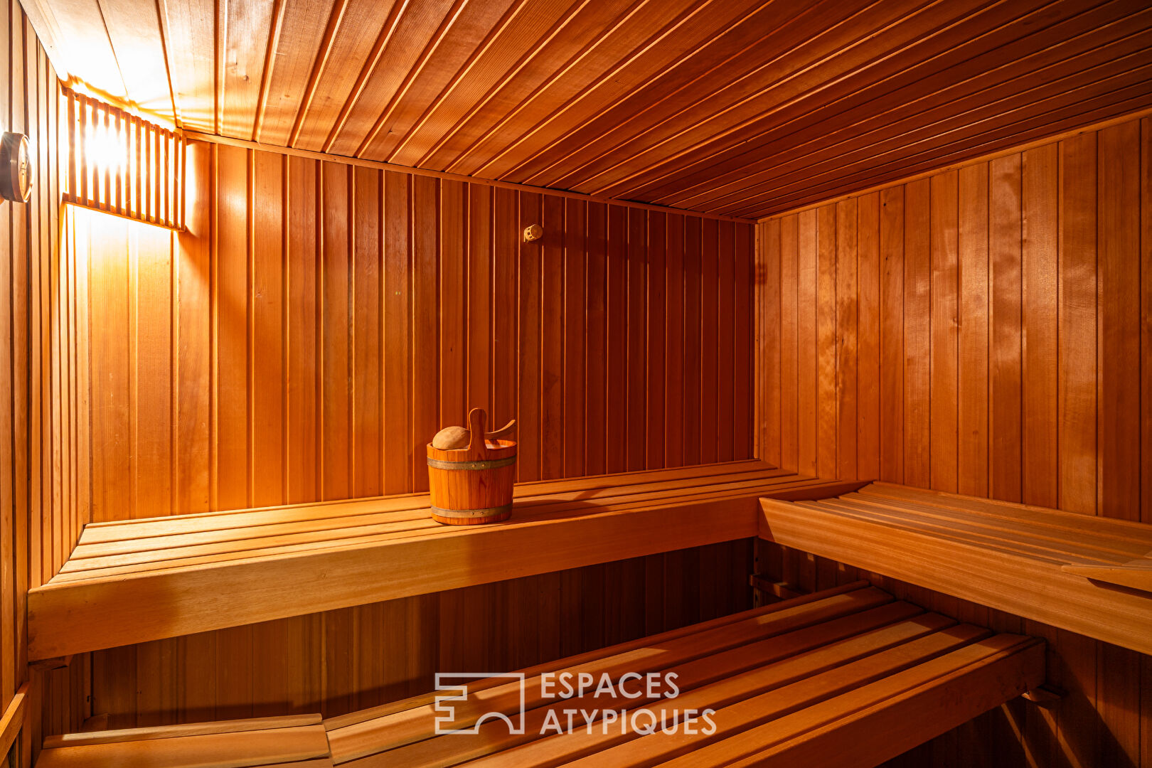 Maison d’architecte avec piscine intérieure et jardin arboré