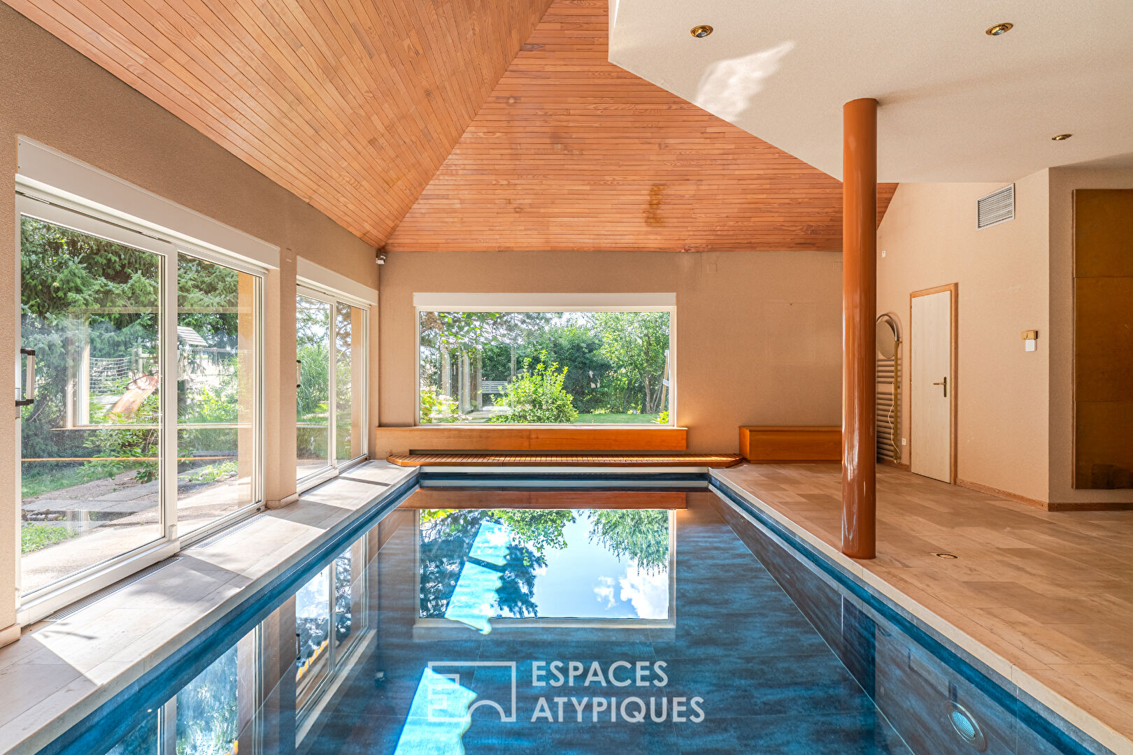 Maison d’architecte avec piscine intérieure et jardin arboré