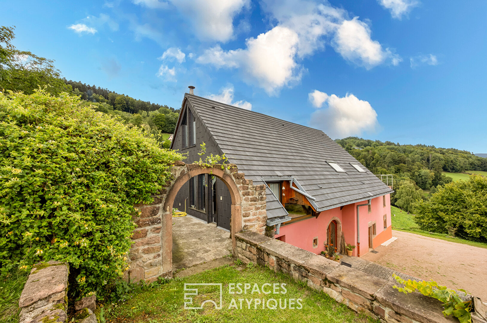 Ferme rénovée du XVIIIe siècle avec vue panoramique