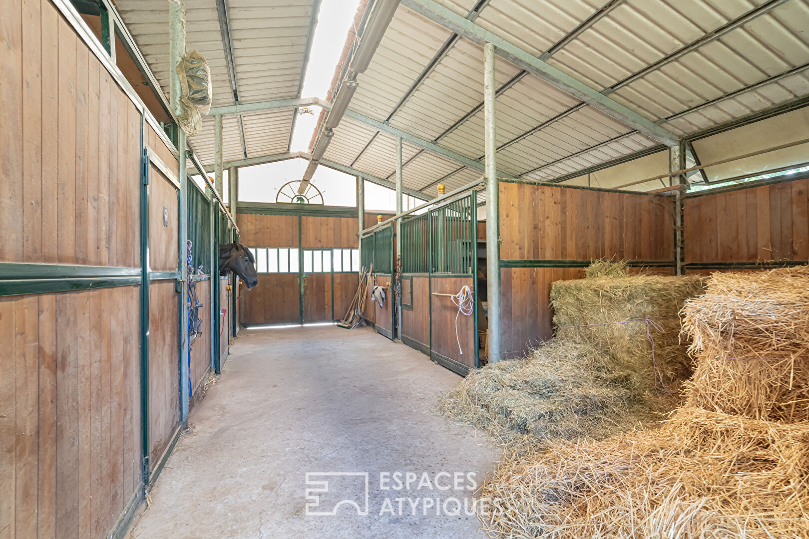 Villa d’architecte et ses installations équestres