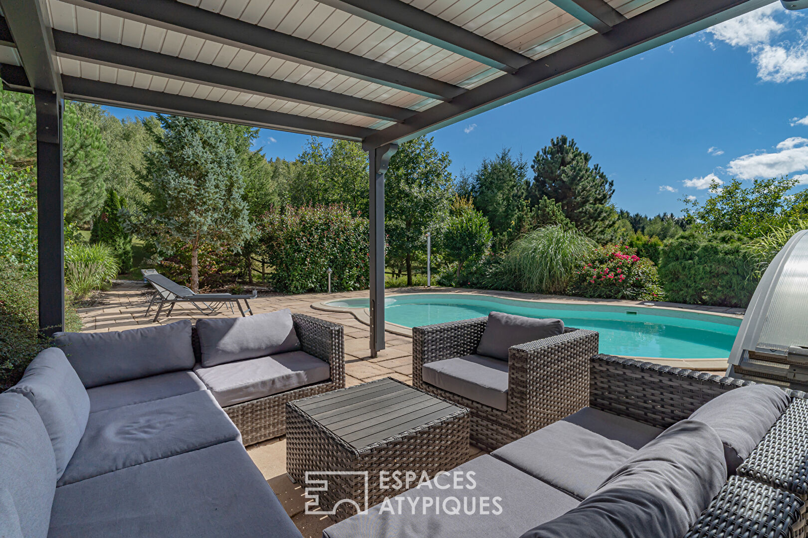 Villa d’architecte et ses installations équestres