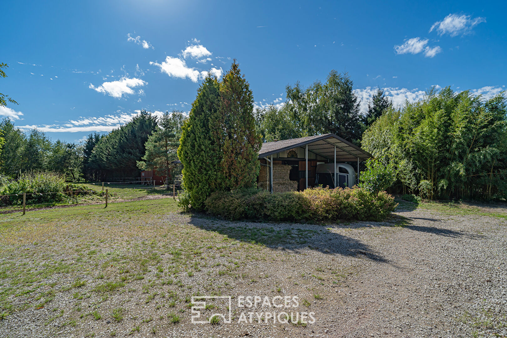 Villa d’architecte et ses installations équestres