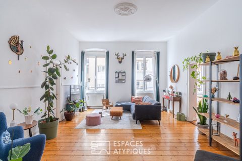 Bourgeois apartment with high ceilings
