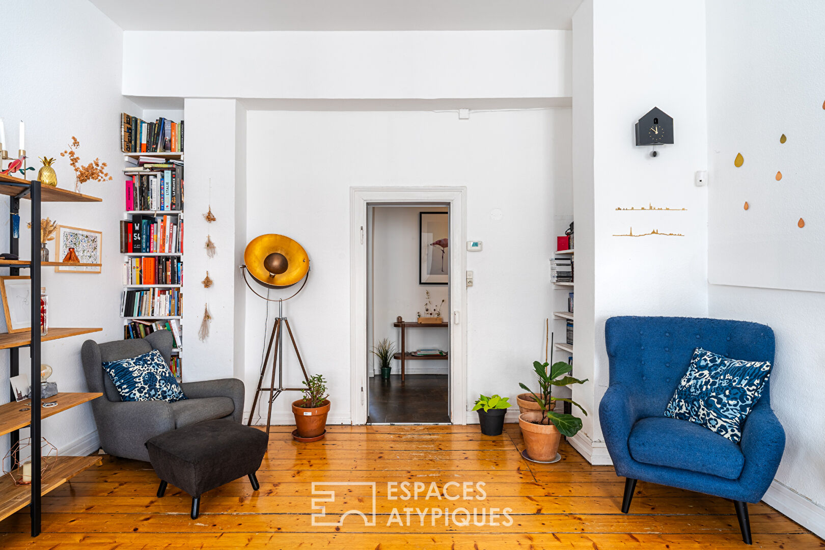 Bourgeois apartment with high ceilings