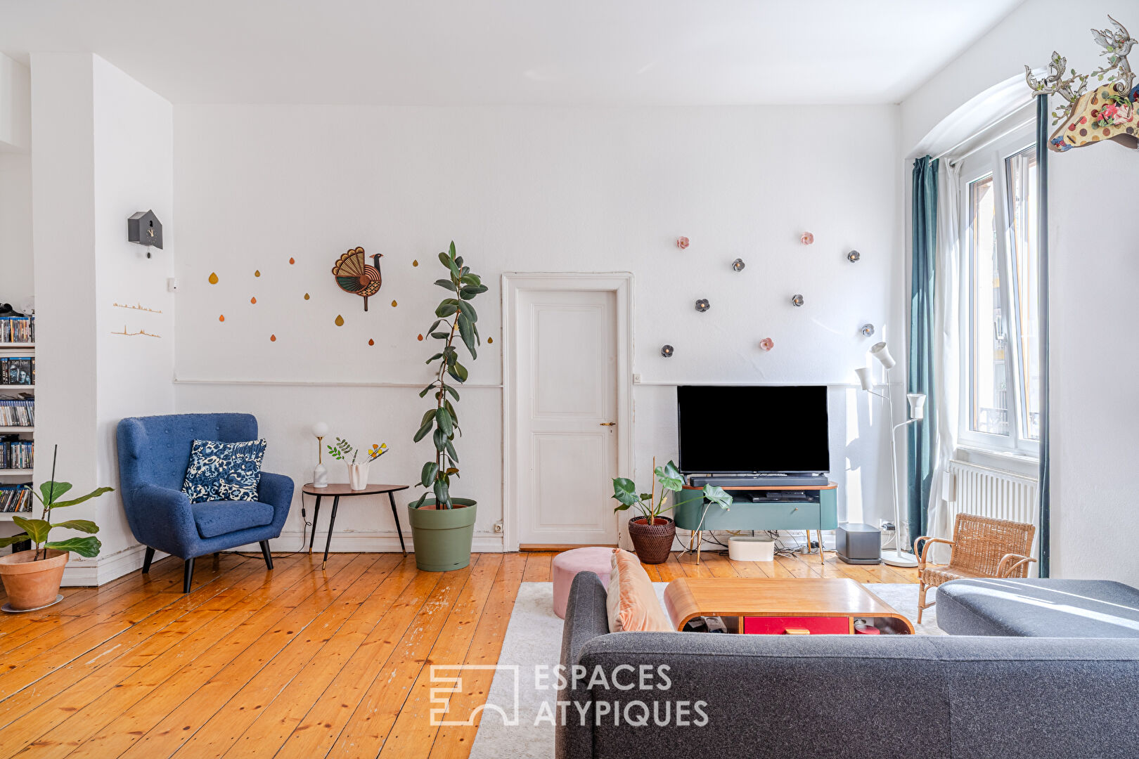 Bourgeois apartment with high ceilings