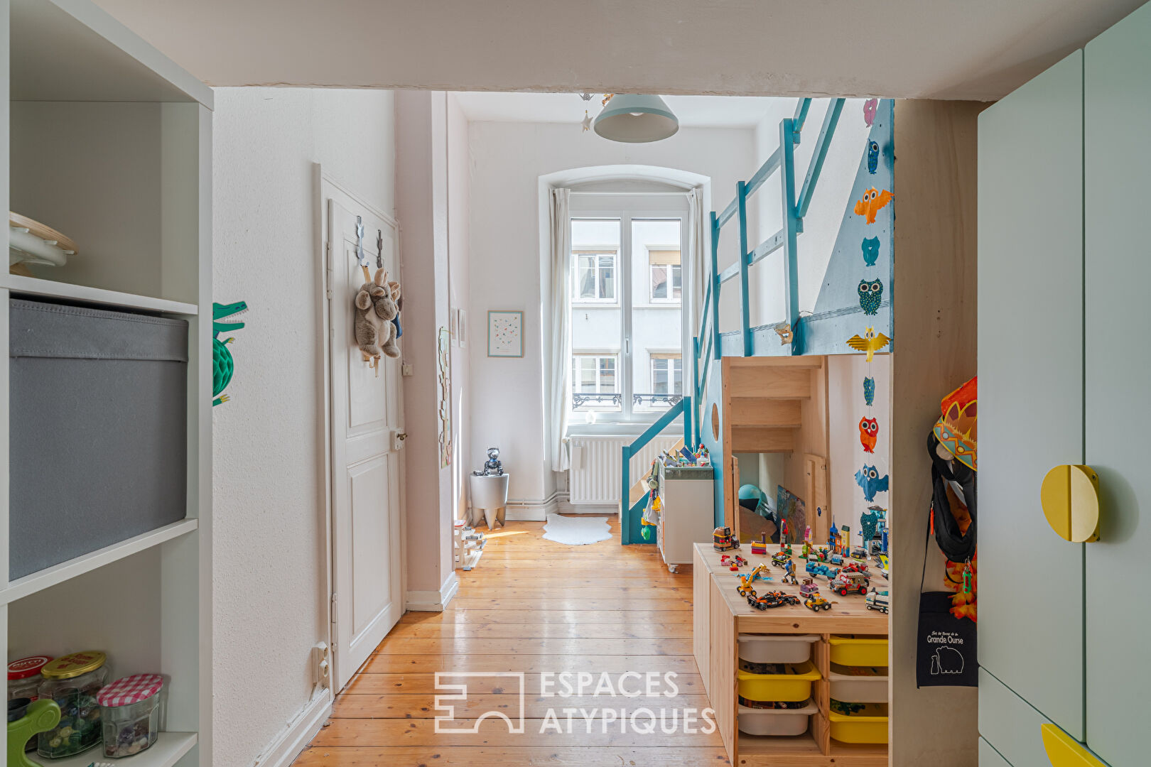 Bourgeois apartment with high ceilings