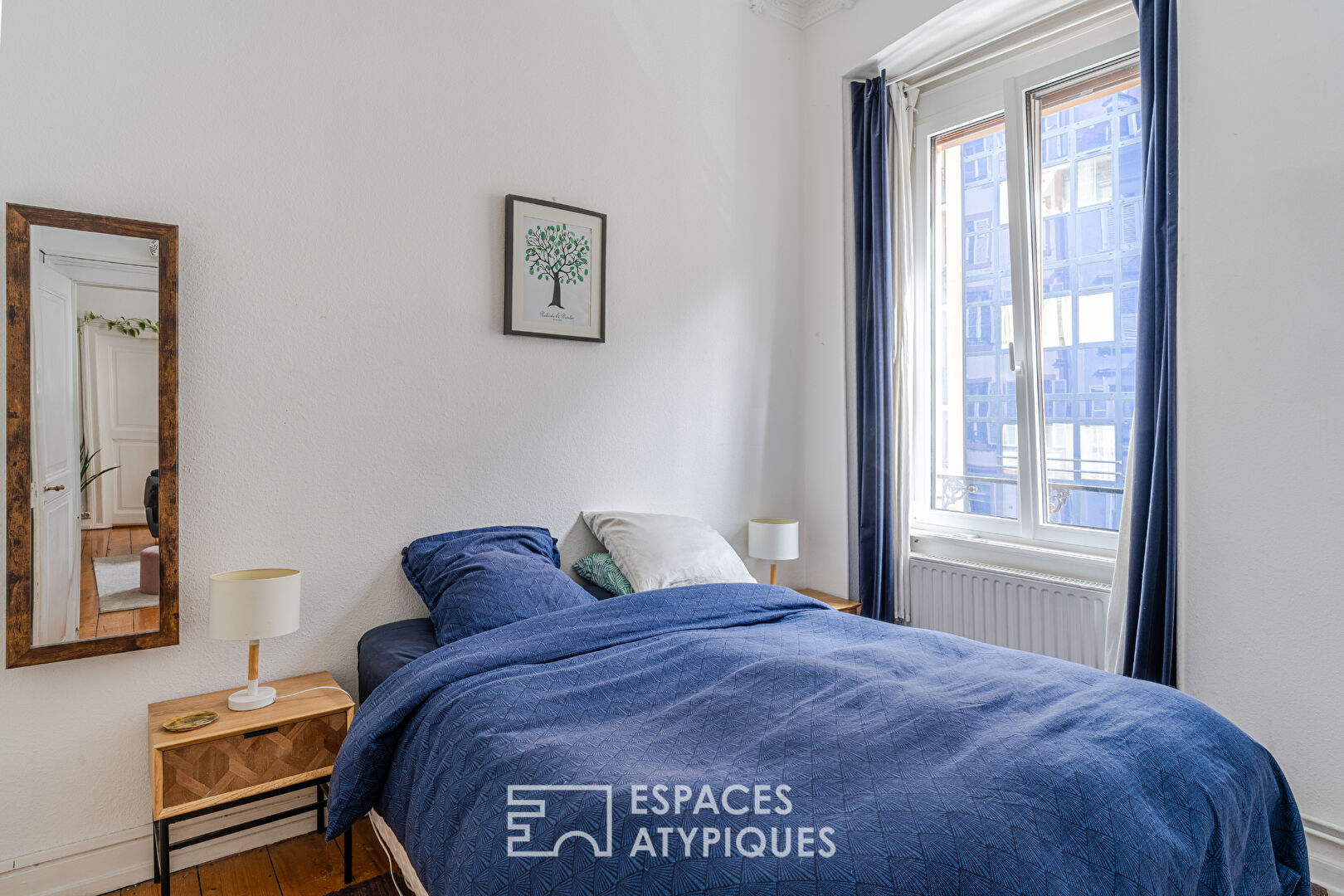 Bourgeois apartment with high ceilings