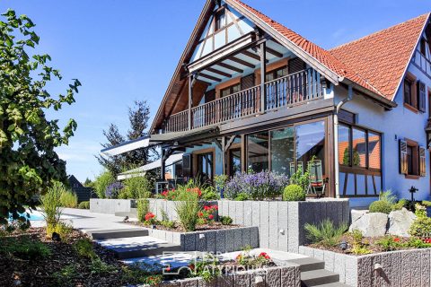 Family home with garden and swimming pool