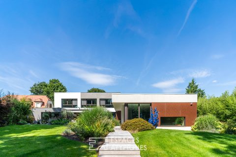 Architect-designed villa with private spa in the heart of a wooded park
