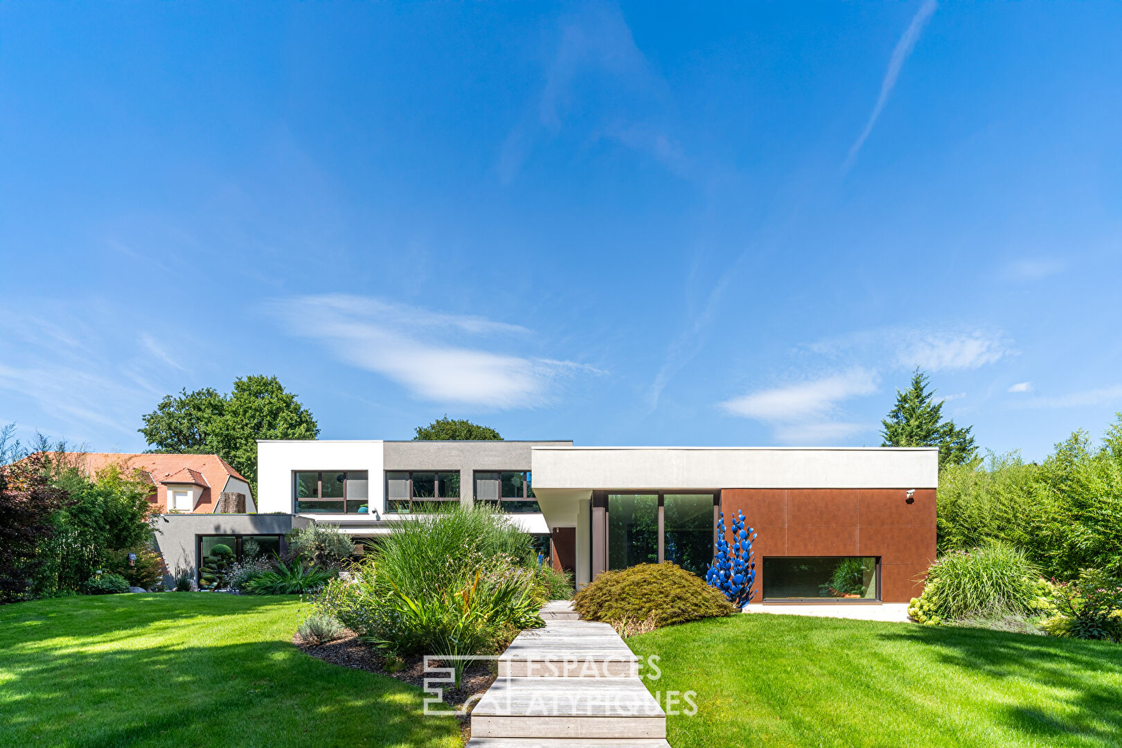 Architect-designed villa with private spa in the heart of a wooded park