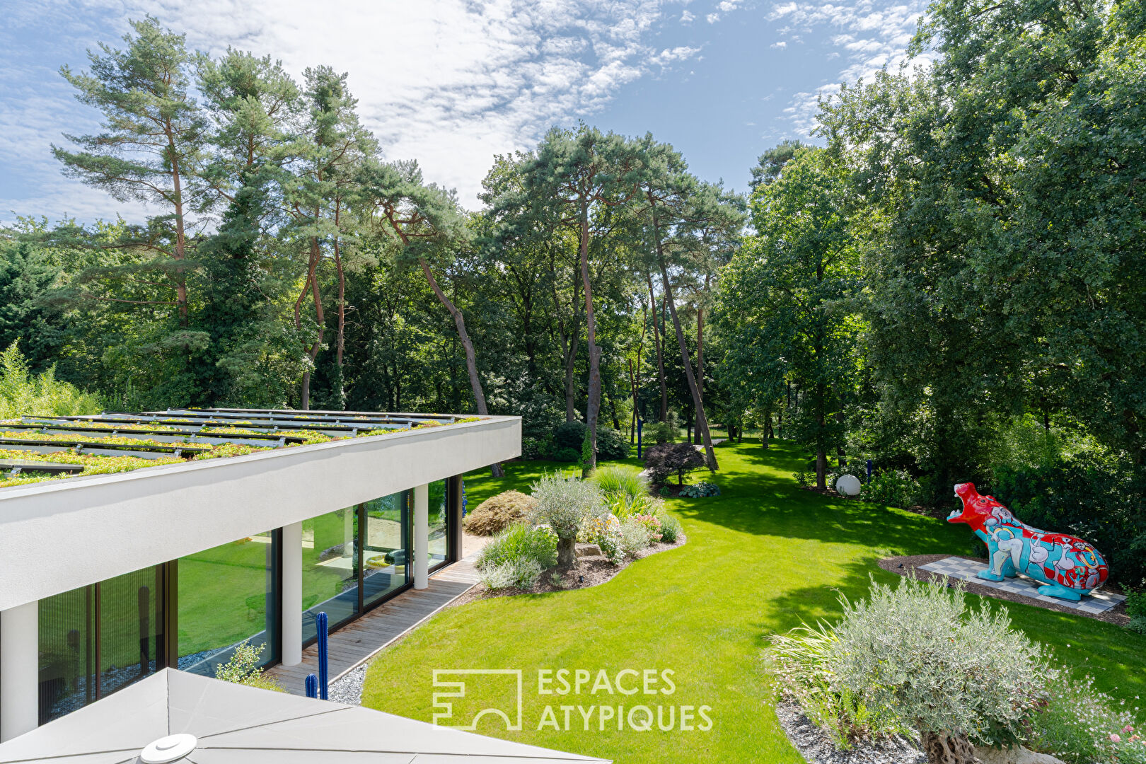 Architect-designed villa with private spa in the heart of a wooded park