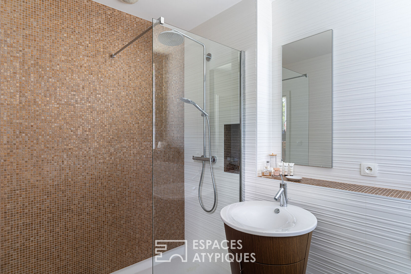 Architect-designed villa with private spa in the heart of a wooded park