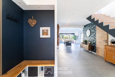 Maison contemporaine et ses volumes lumineux avec piscine