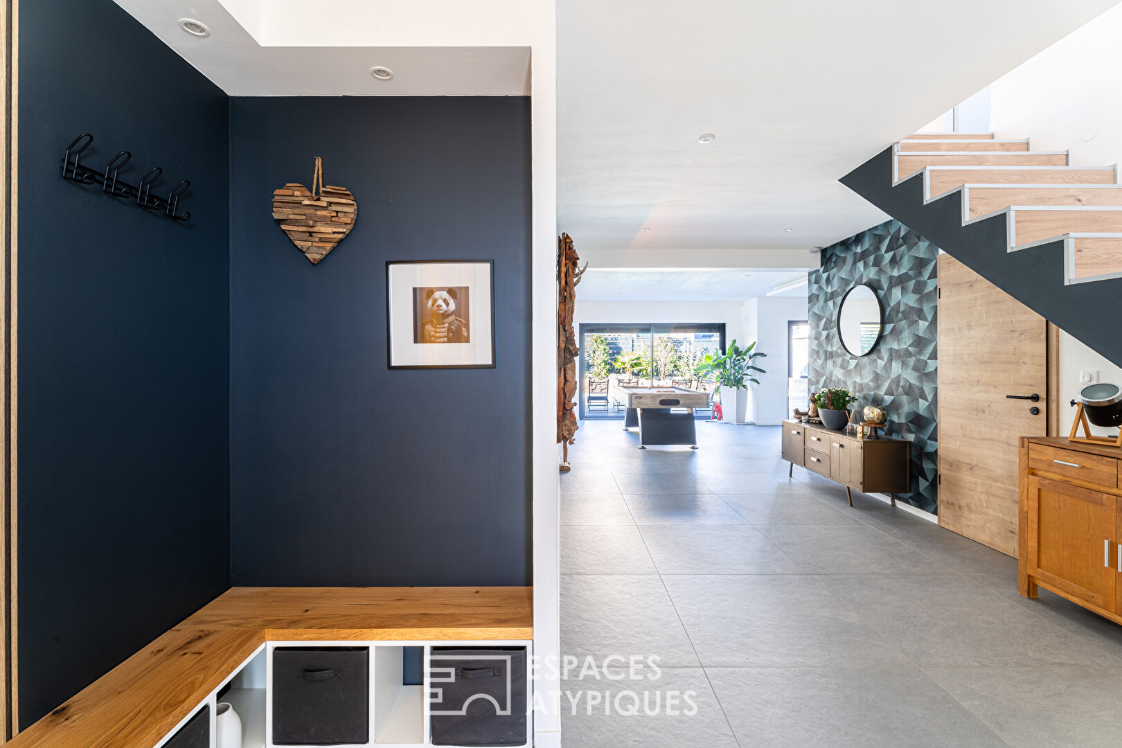 Maison contemporaine et ses volumes lumineux avec piscine