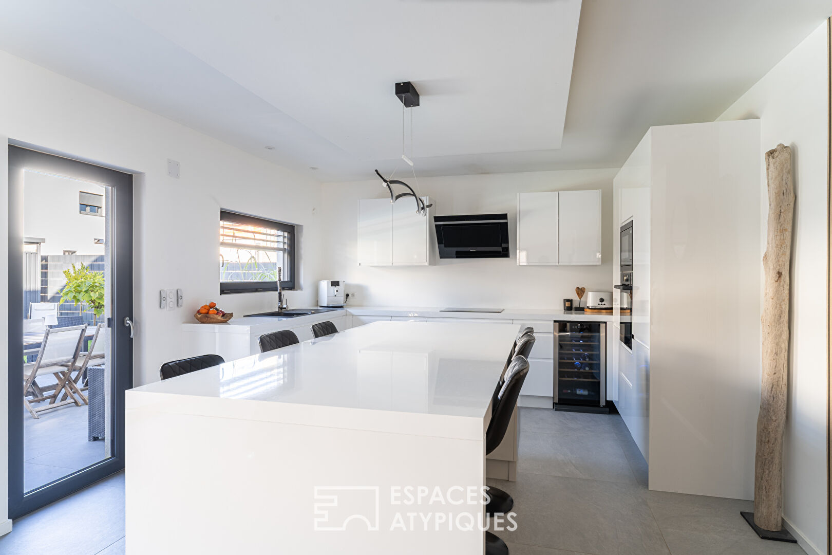 Maison contemporaine et ses volumes lumineux avec piscine