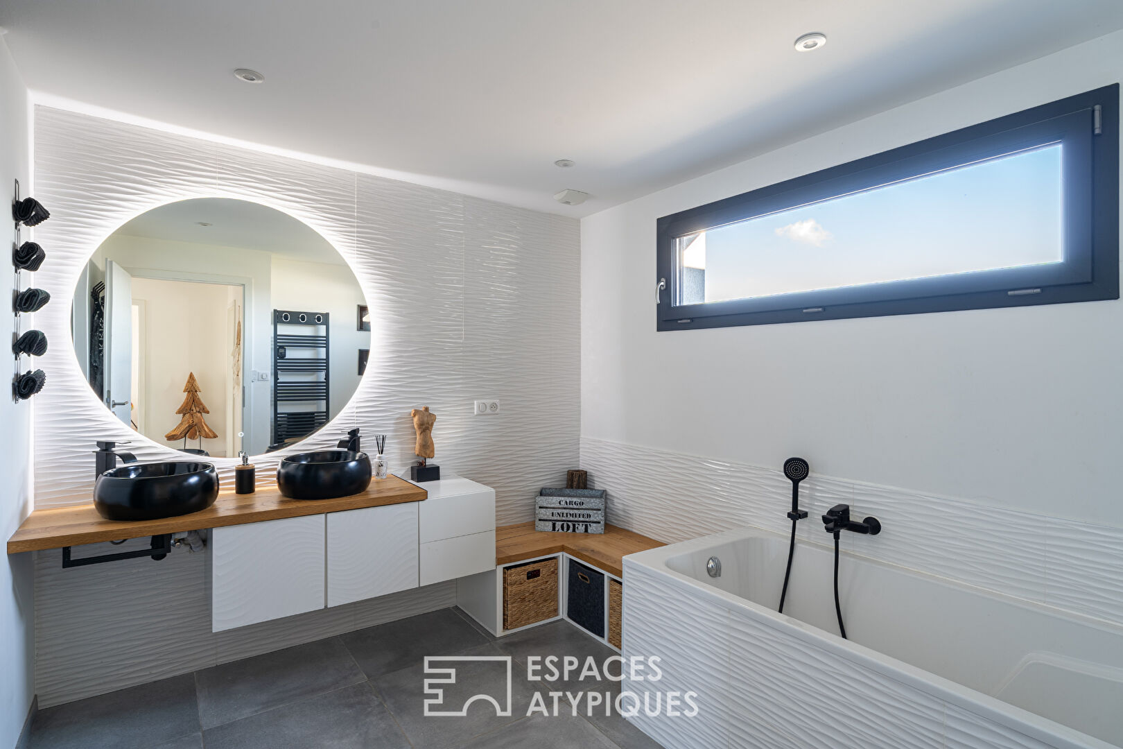 Maison contemporaine et ses volumes lumineux avec piscine