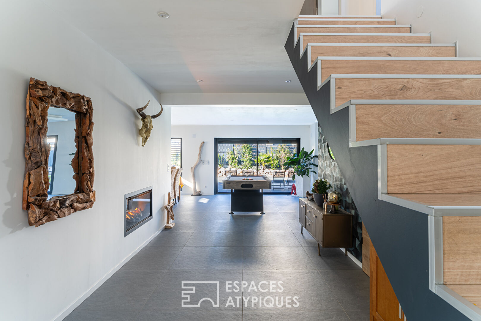 Maison contemporaine et ses volumes lumineux avec piscine