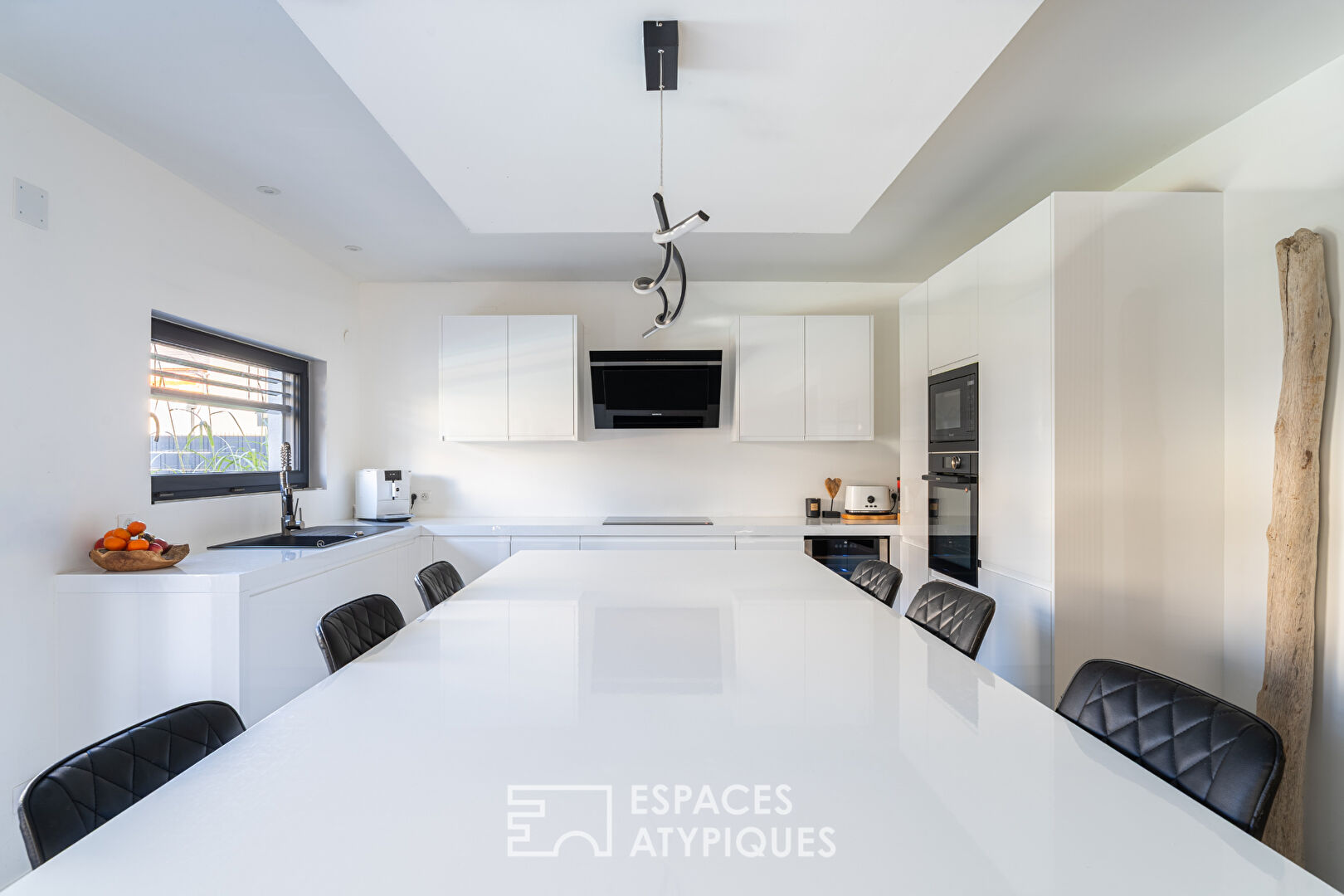 Maison contemporaine et ses volumes lumineux avec piscine