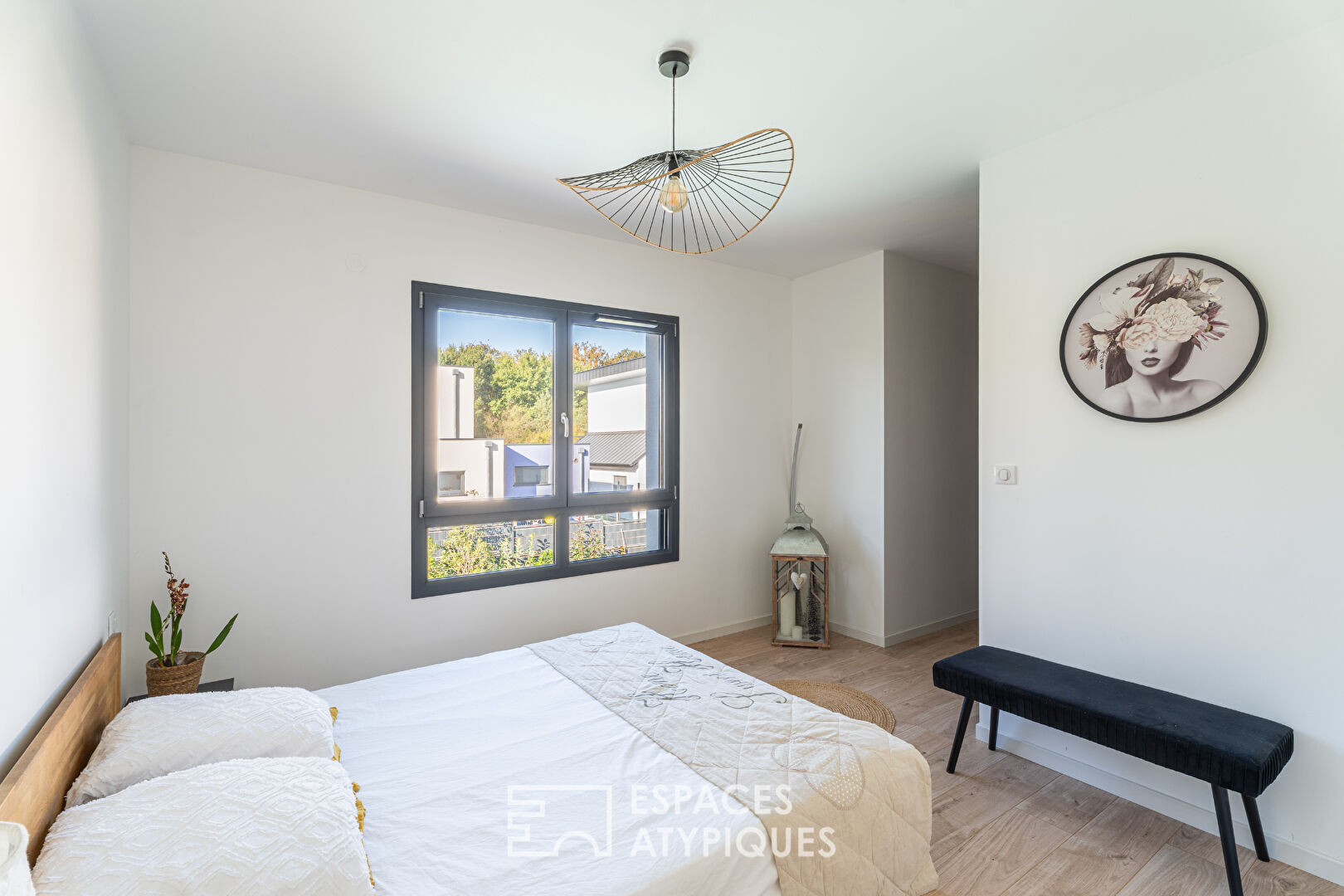 Maison contemporaine et ses volumes lumineux avec piscine