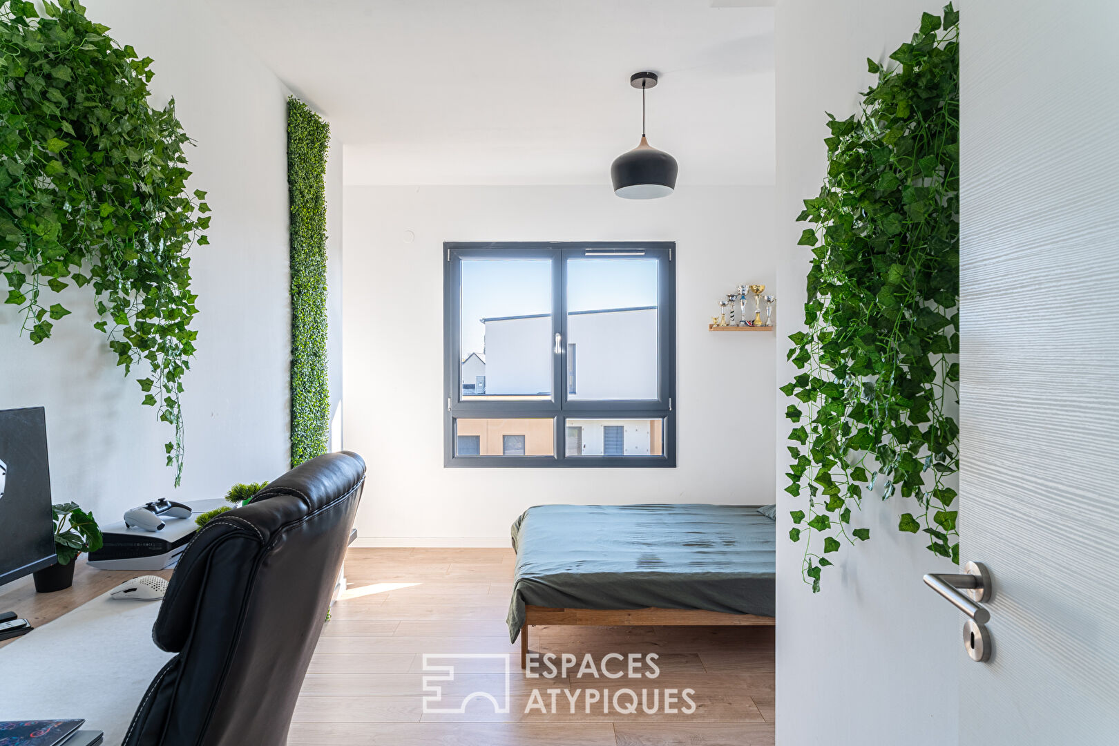 Maison contemporaine et ses volumes lumineux avec piscine