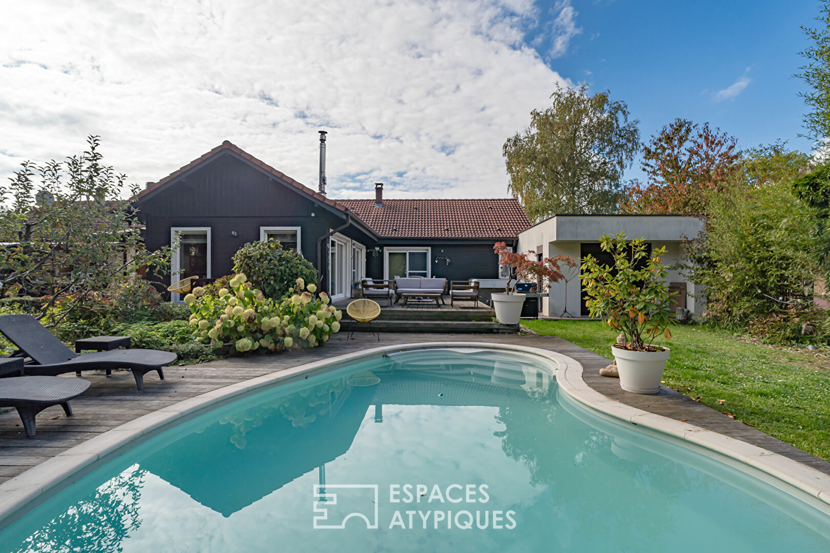 Maison familiale chaleureuse et son jardin intimiste