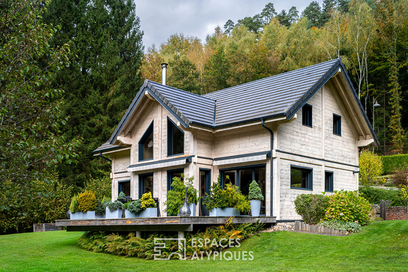 Chalet d’inspiration scandinave et son étang au coeur des Vosges du Nord