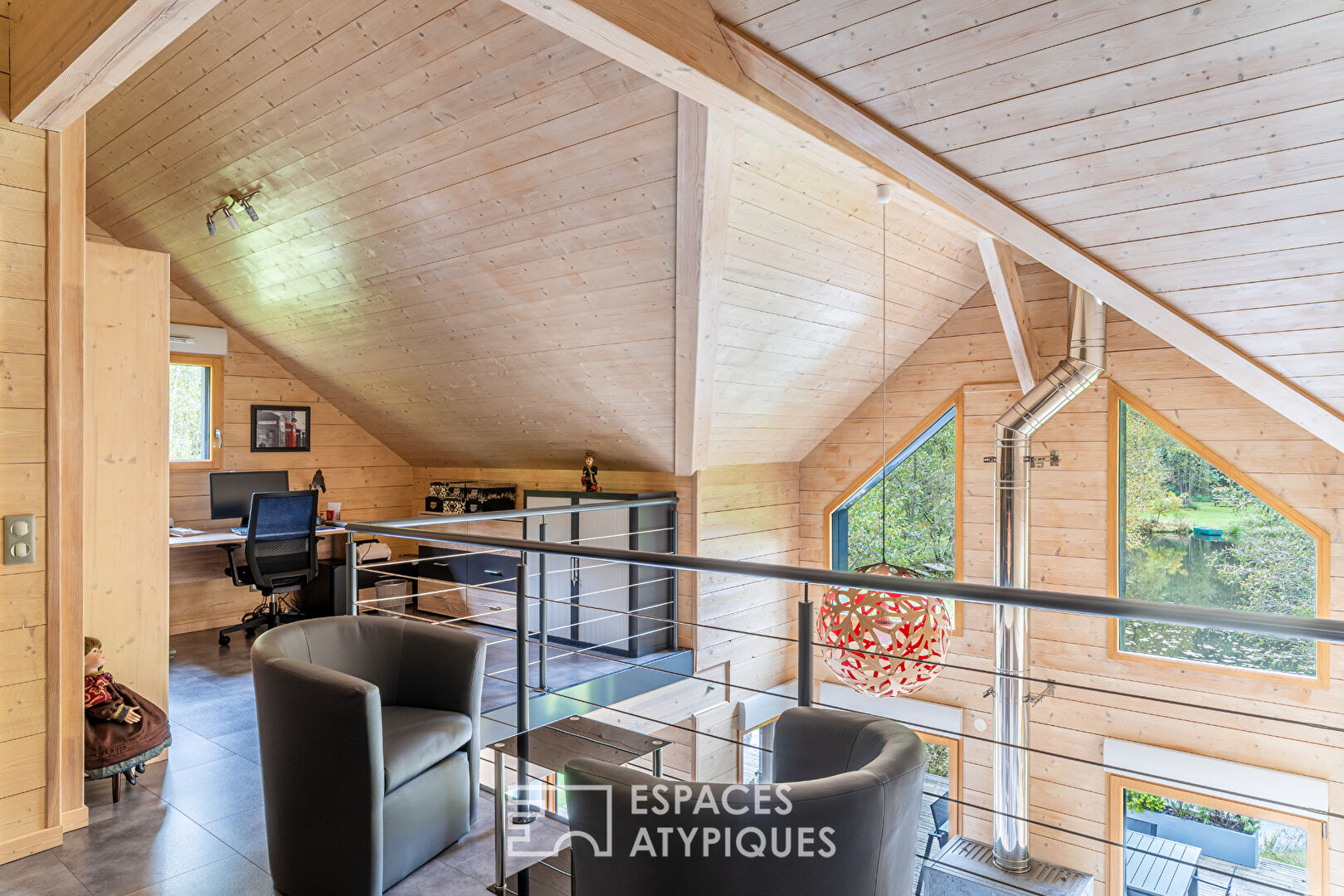 Chalet d’inspiration scandinave et son étang au coeur des Vosges du Nord