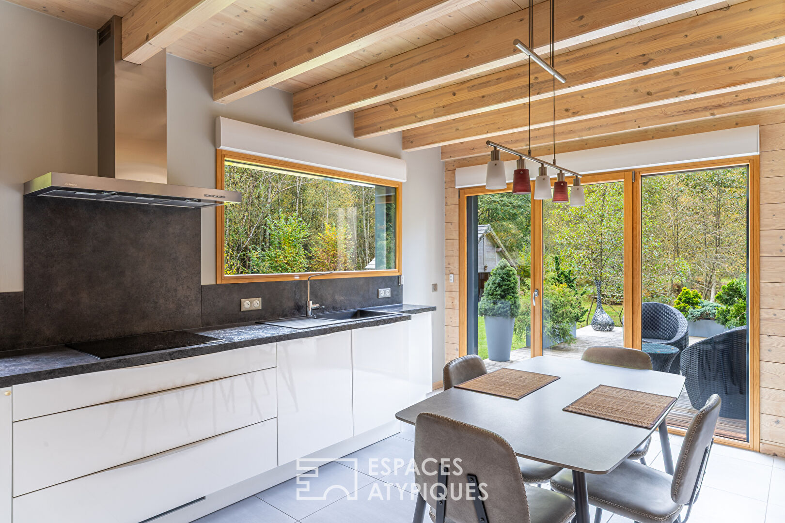 Chalet d’inspiration scandinave et son étang au coeur des Vosges du Nord