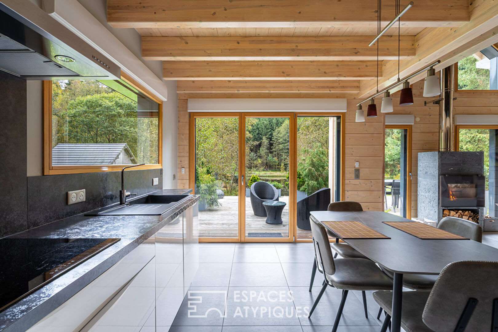 Chalet d’inspiration scandinave et son étang au coeur des Vosges du Nord