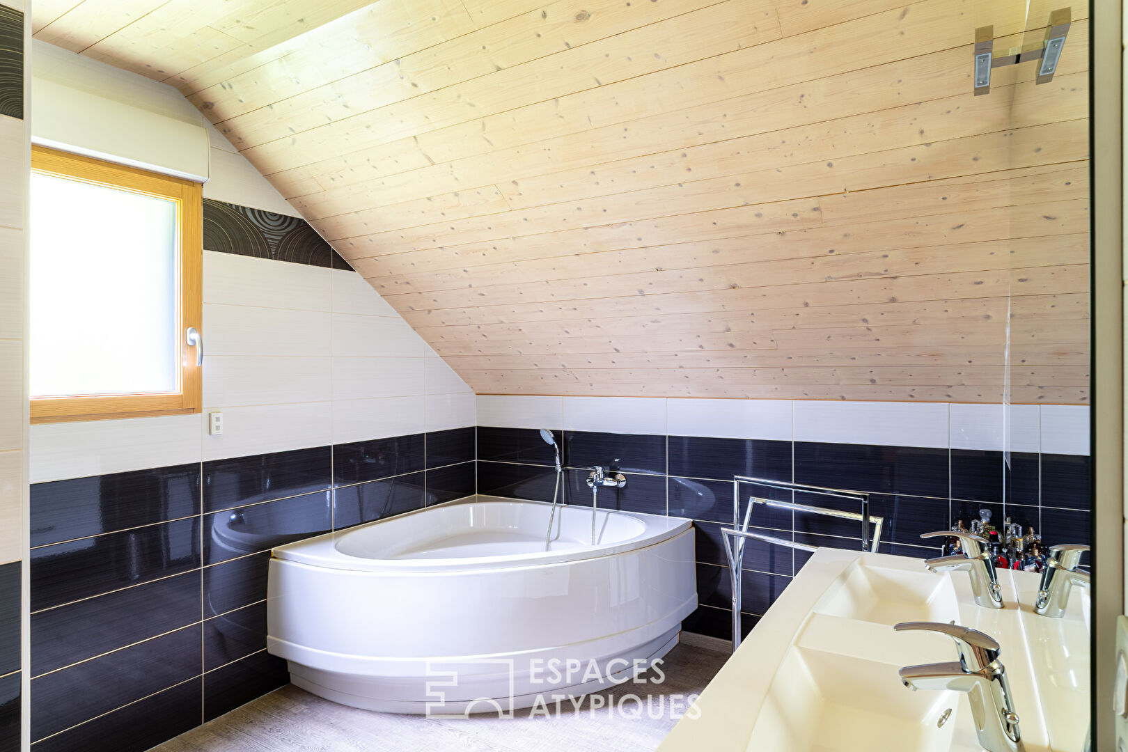 Chalet d’inspiration scandinave et son étang au coeur des Vosges du Nord