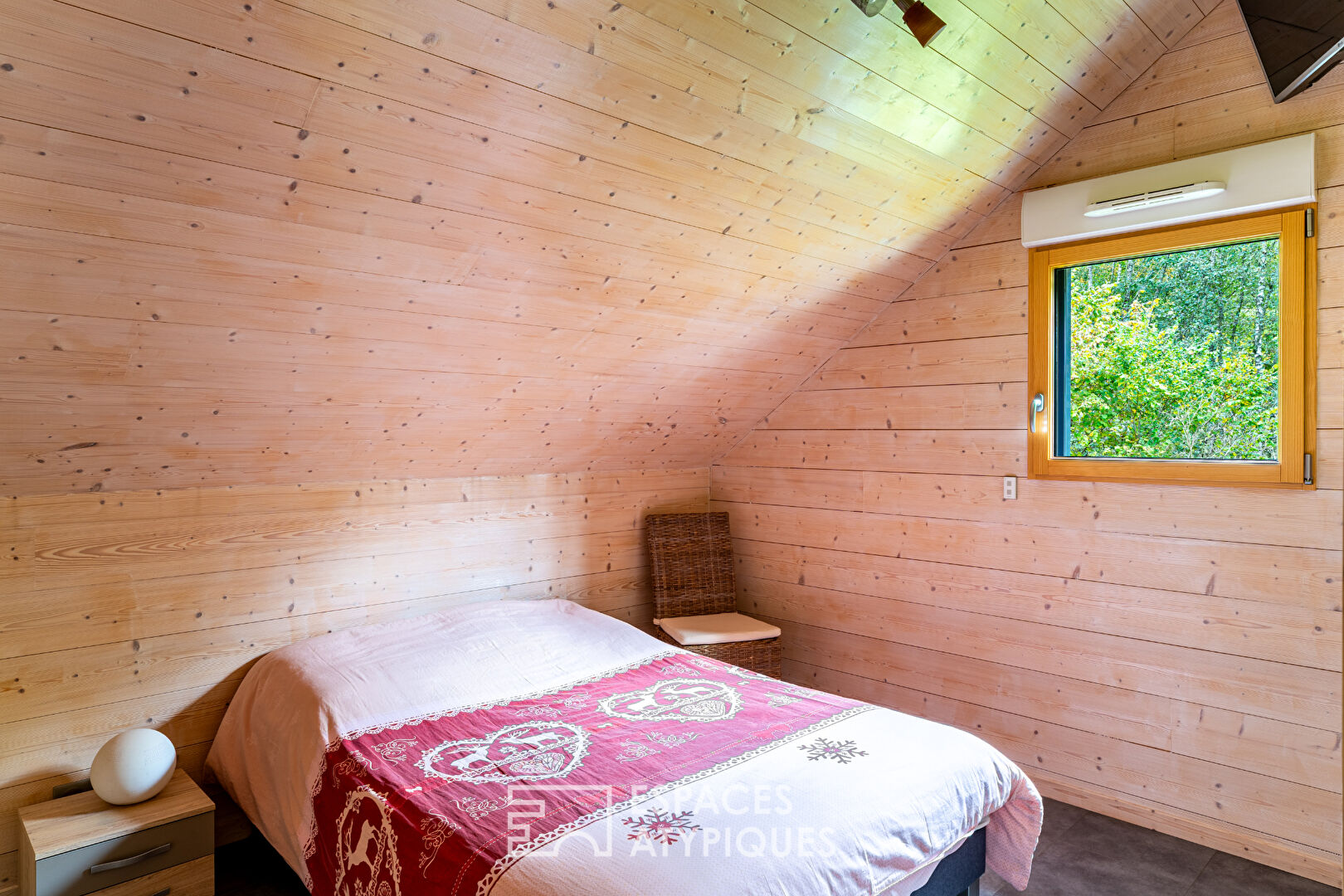 Chalet d’inspiration scandinave et son étang au coeur des Vosges du Nord