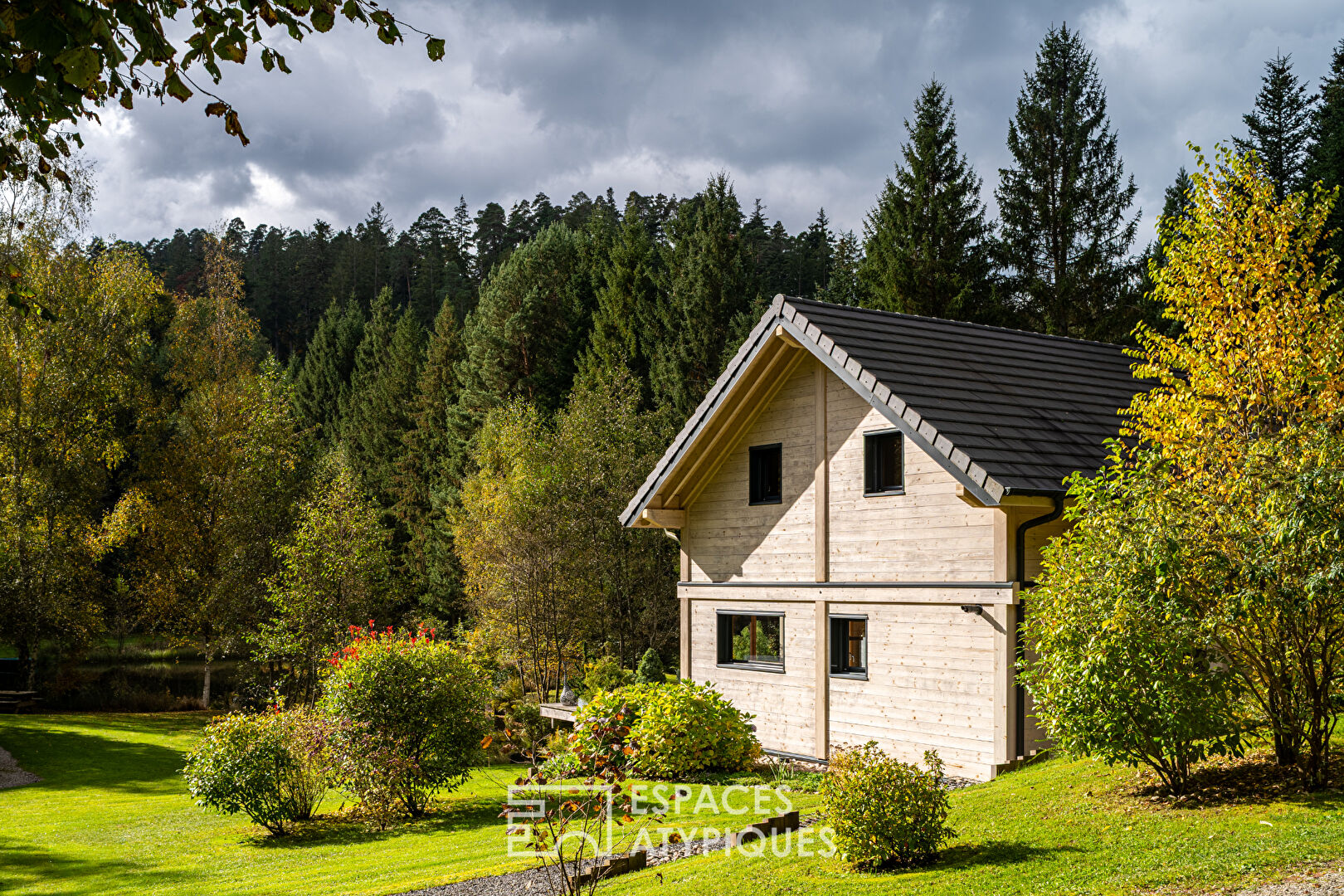 Chalet d’inspiration scandinave et son étang au coeur des Vosges du Nord