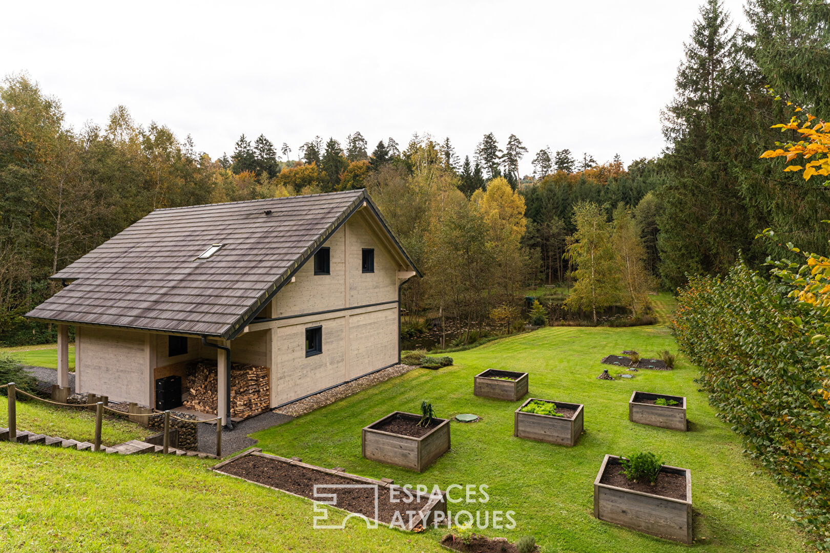 Chalet d’inspiration scandinave et son étang au coeur des Vosges du Nord