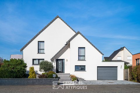 Chaleureuse contemporaine avec terrasse et jardin