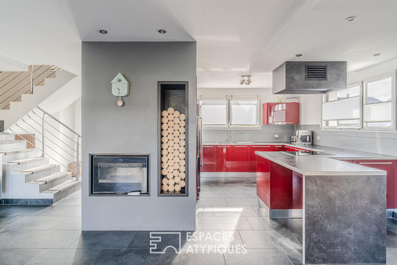 Chaleureuse contemporaine avec terrasse et jardin