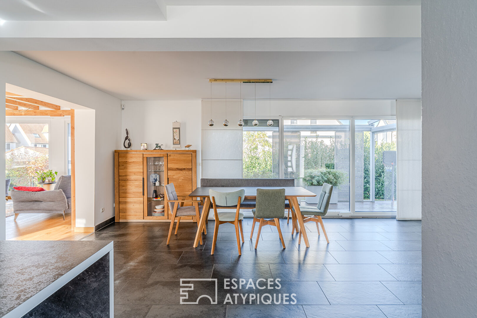Chaleureuse contemporaine avec terrasse et jardin