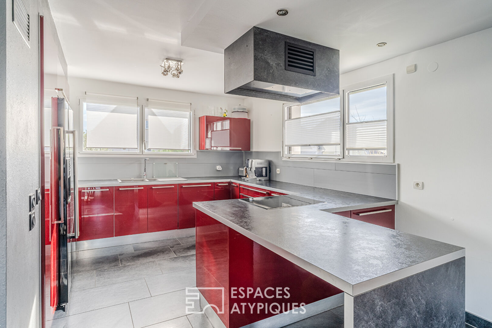 Chaleureuse contemporaine avec terrasse et jardin