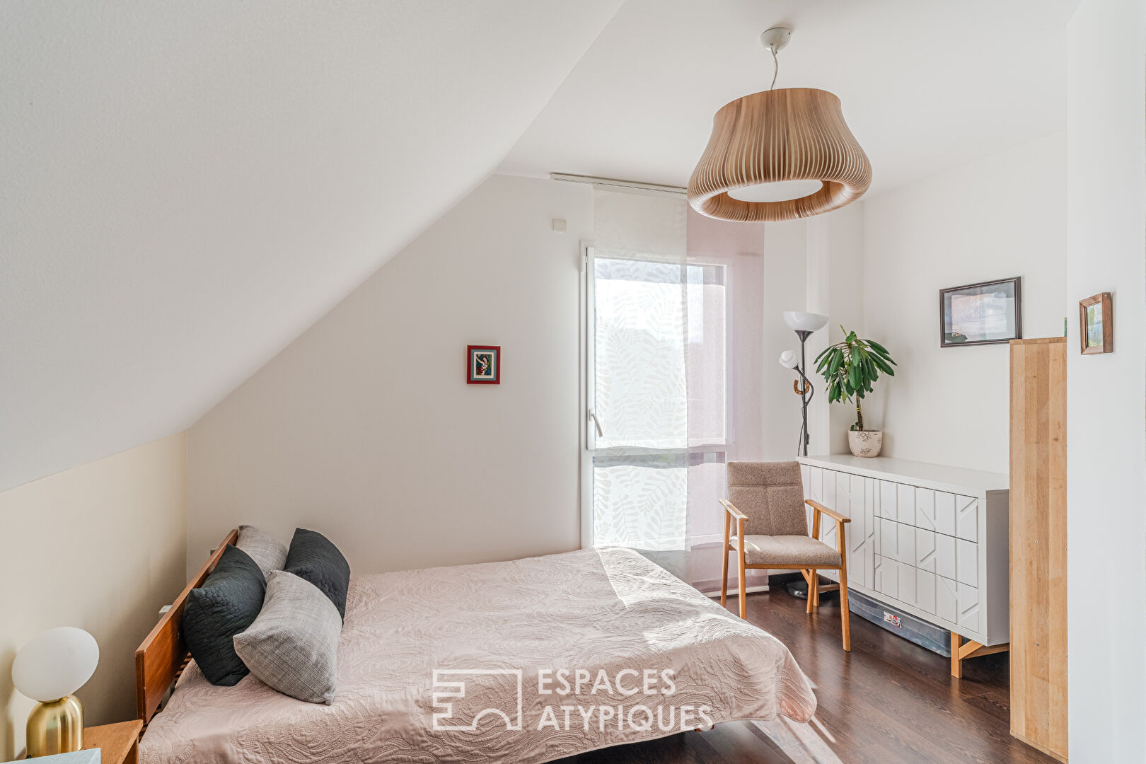 Chaleureuse contemporaine avec terrasse et jardin