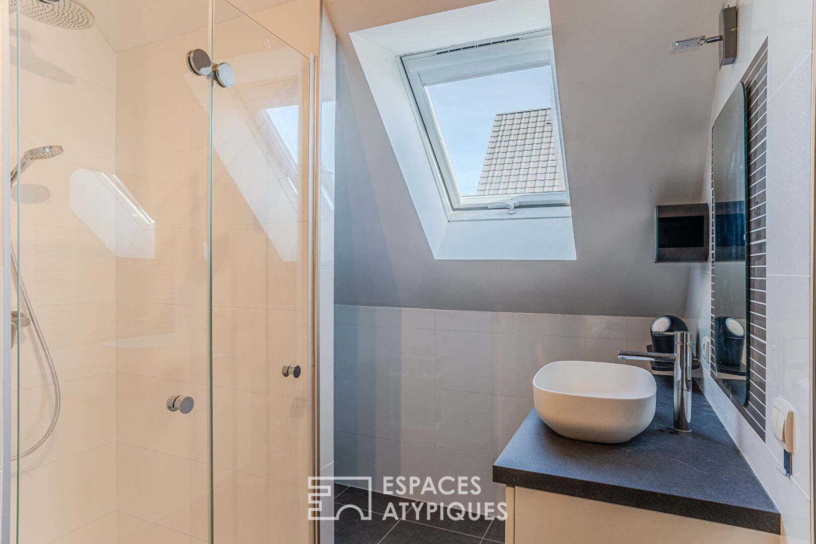 Chaleureuse contemporaine avec terrasse et jardin