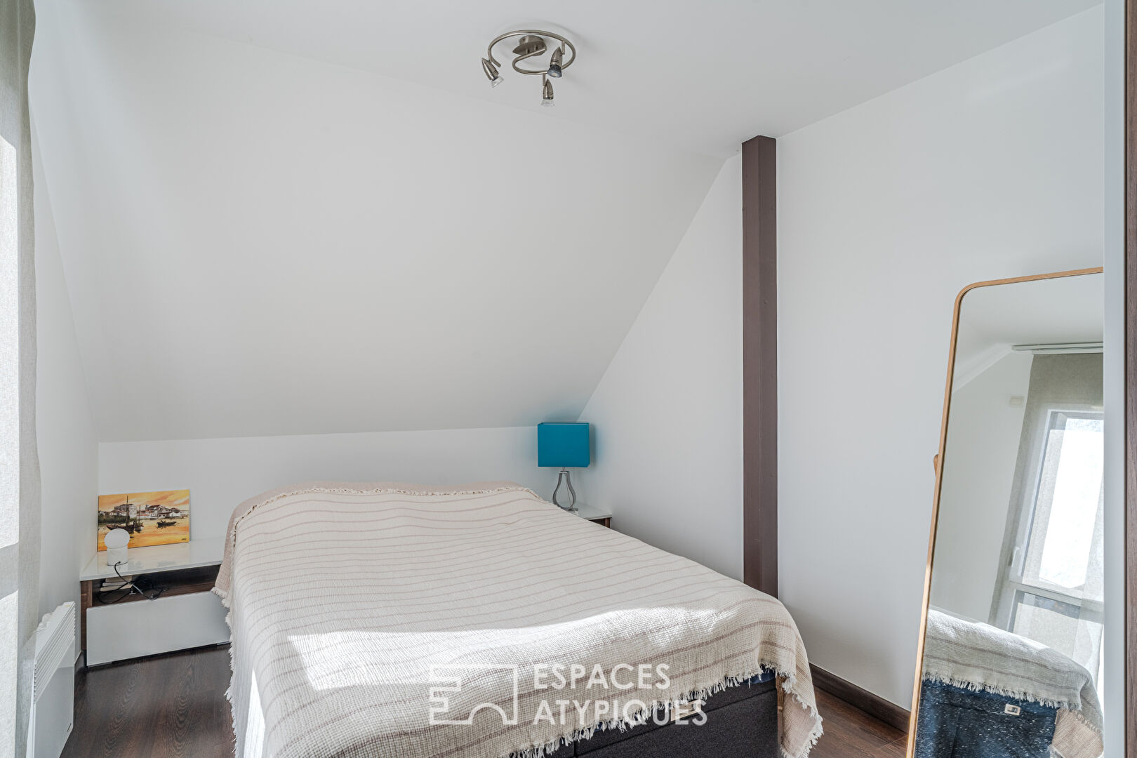 Chaleureuse contemporaine avec terrasse et jardin