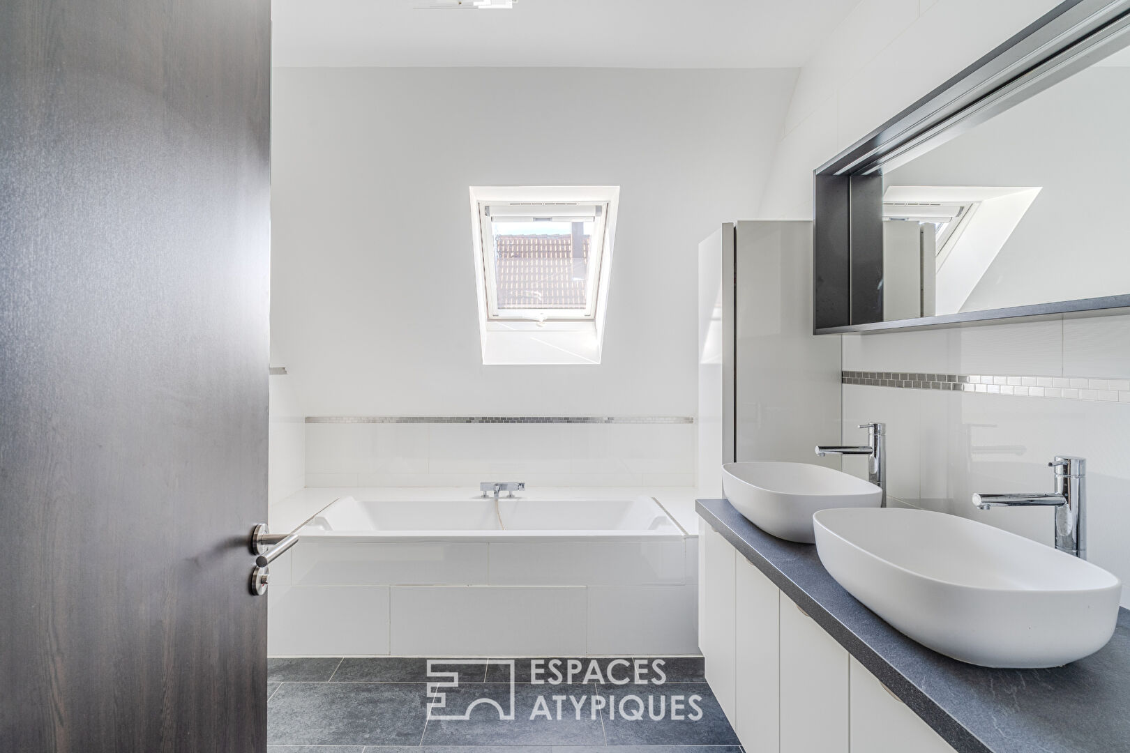 Chaleureuse contemporaine avec terrasse et jardin