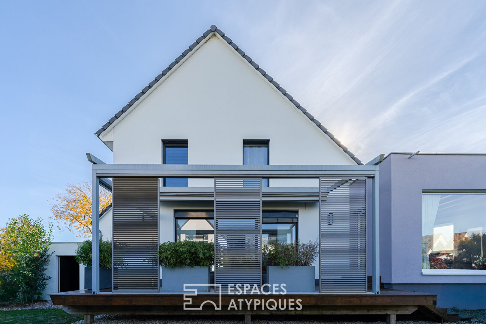 Chaleureuse contemporaine avec terrasse et jardin