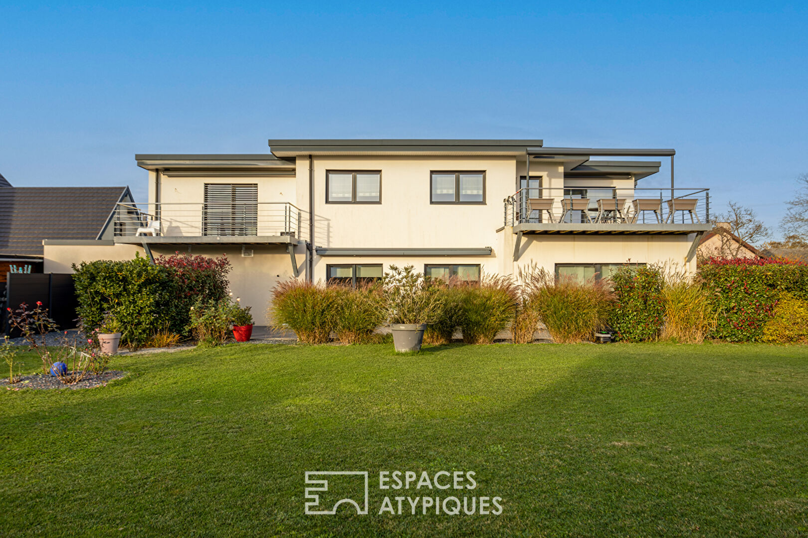 Maison contemporaine aux lignes épurées et son appartement indépendant