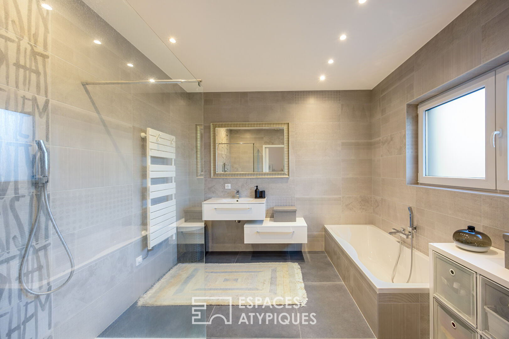 Maison contemporaine aux lignes épurées et son appartement indépendant